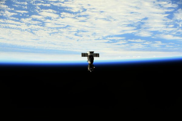 Odlétající Sojuz MS-18 nad horizontem Země. Zdroj: flickr.com
