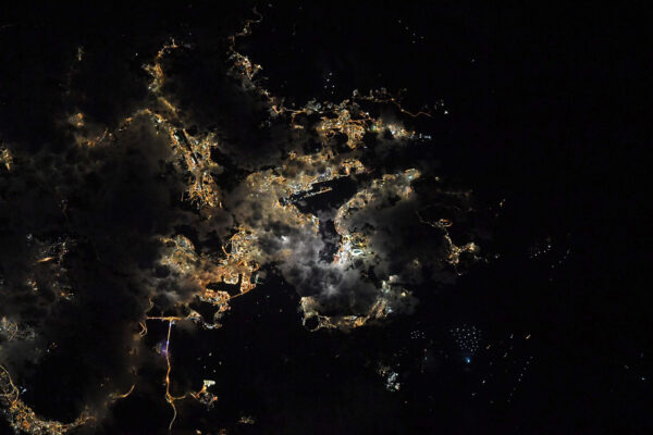 Neobvyklý snímek města v noci zčásti zakrytého oblaky zachytil Thomas již 7. července 2021. Neuvádí, o které město se jedná. Zdroj: flickr.com
