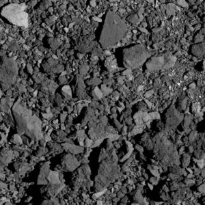 Sonda OSIRIS-REx vyfotila 21. března 2019 kamerou PolyCam oblast v okolí rovníku planetky Bennu. Snímek vznikl ve vzdálenosti 3,5 km od povrchu a zachycuje oblast širokou 48,3 metru. Pro lepší představu můžeme říct, že světlý kámen v levém horním rohu je široký 7,4 metru.