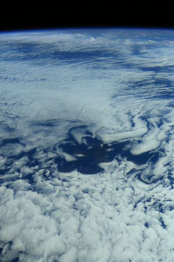 Víry v oblacích vypadají jako rybka ztracená v moři mraků. Zdroj: flickr.com