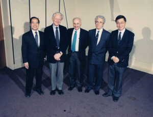 Nositelé Nobelovy ceny za fyziku z Brookhavenské národní laboratoře. Zleva Tsung-Dao Lee, Leon Lederman, Melvin Schwartz, Jack Steinberger a Samuel Ting.