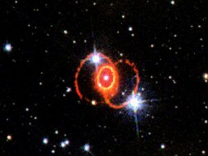 Pozůstatek po výbuchu supernovy SN 1987A ve Velkém Magellanovu mračnu. Tato událost znamenala počátek neutrinové astronomie.