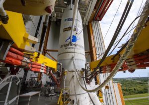Raketa Ariane 5 je během předstartovních příprav spojena s rampou pomocí mnoha různých kabelů.