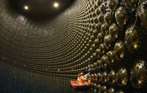 Slavný neutrinový detektor Super-Kamiokande v Japonsku
