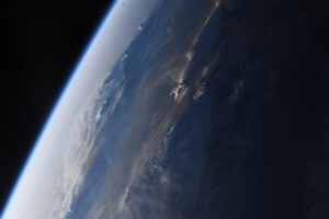 Horizont Země a oblaka očima Thomase Pesqueta a jeho fotoaparátu na ISS. Zdroj: flickr.com
