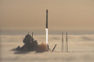 Falcon 9 vynáší další várku družic Starlink