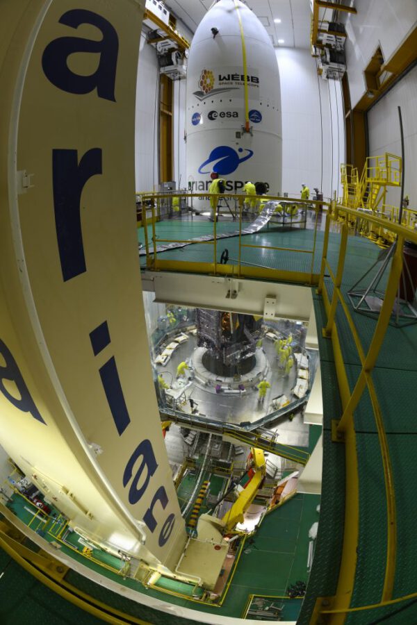 Instalace aerodynamického krytu na Ariane 5.