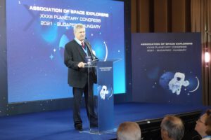 Kosmonaut Bertalan Farkas slavnostně zahajuje kongres