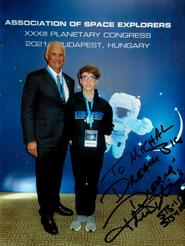 Další podepsaná fotografie z kongresu: astronaut John „Danny“ Olivas