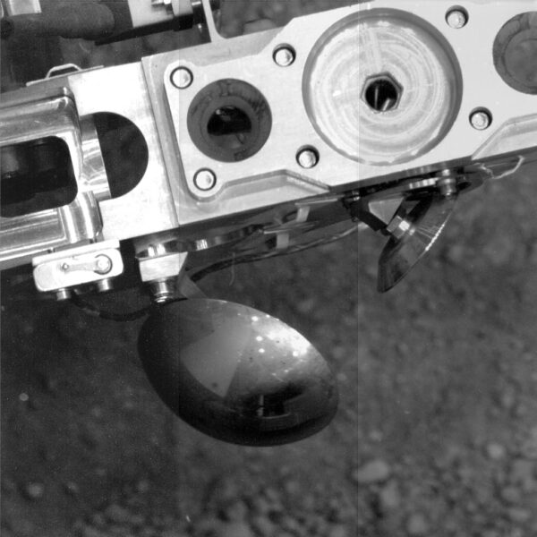 Zrcátko Rover Inspection Mirror u jednoho kola roveru umožní kamerám PanCam nahlédnout pod vozítko. Letový exemplář bude mít dokonale vyleštěný povrch.