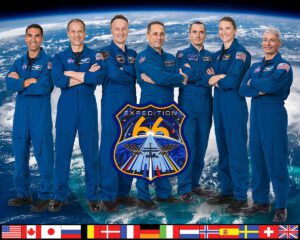 Posádka 66. dlouhodobé expedice na ISS. Zleva Raja Chari (USA), Thomas Marshburn (USA), Matthias Maurer (GER), Anton Škaplerov (RUS), Pjotr Dubrov (RUS), Kayla Barron (USA), Mark Vande Hei (USA).