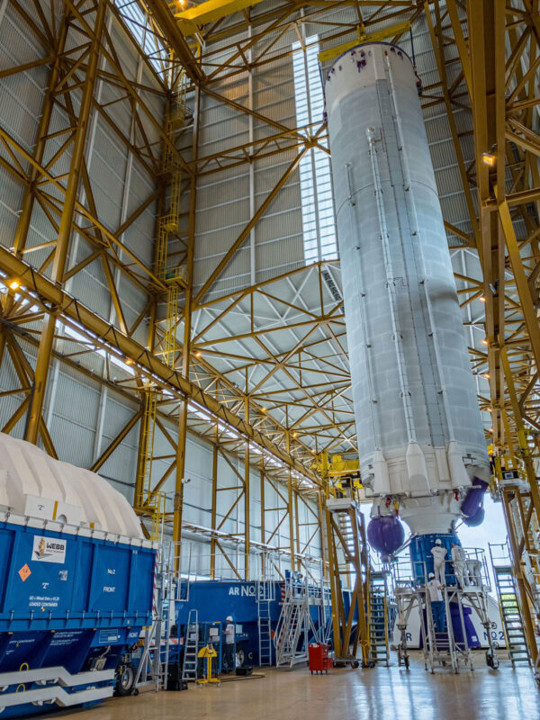 První stupeň rakety Ariane 5 pro vynesení Dalekohledu Jamese Webba.