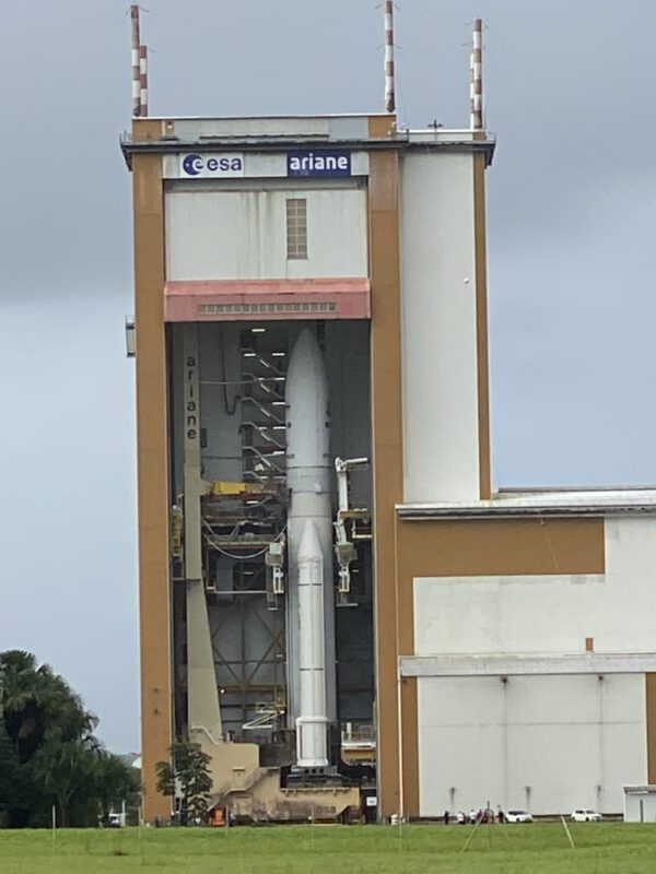 Ariane 5 s JWST čeká na vývoz.