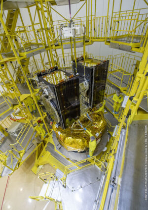 Usazení dvou družic Galileo na horní stupeň Fregat.