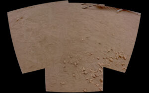 Čtyři snímky kamer se širokým zorným polem vytvořily tuto panoramatickou fotku. Barvy byly určeny podle tří z jedenácti dostupných filtrů. V horní části vidíme sjezdovou plošinu simulující lander Kozáček.