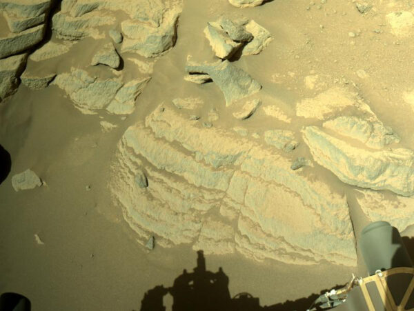 Vrstevnatý kámen přezdívaný Brac na snímku levé navigační kamery (Navcam) ze solu 248. Zdroj: NASA/JPL-Caltech, mars.nasa.gov