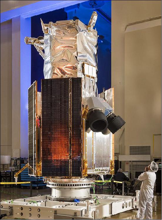 Zaměstnanci společnosti Lockheed Martin dokončují přípravy snímkovací družice WorldView-4. 
