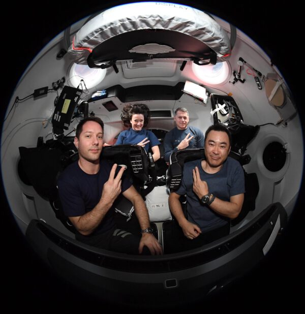 Posádka Crew-2 uvnitř Crew Dragonu objektivem typu rybí oko. Zdroj: flickr.com