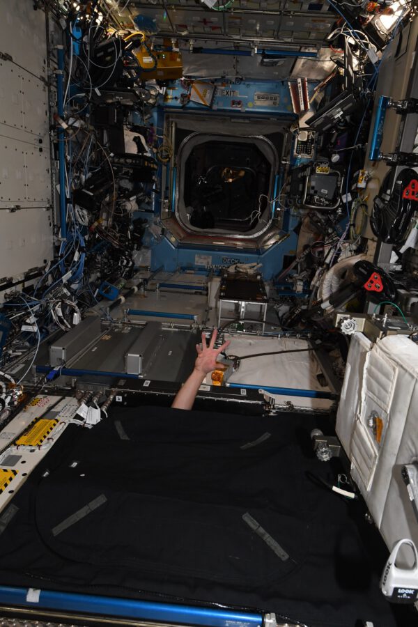 O Halloweenu na ISS najednou vylézala odněkud ruka. Vypadalo to podivně, pokud to ovšem nebyl jen další Akiho žertík. Zdroj: flickr.com