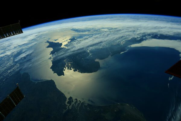 Na začátku června 2021 vznikl tento pěkný snímek kanálu La Manche s odlesky zapadajícího Slunce. Obrysy ostrova Velká Británie jsou velmi dobře rozpoznatelné. Zdroj: flickr.com