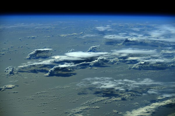Na začátku září 2021 vznikl tento zajímavý šikmý pohled na oblakanad oceánem. Vrcholky oblaků naráží na hranici troposféry, určitě výše než 12 km. Zdro: flickr.com