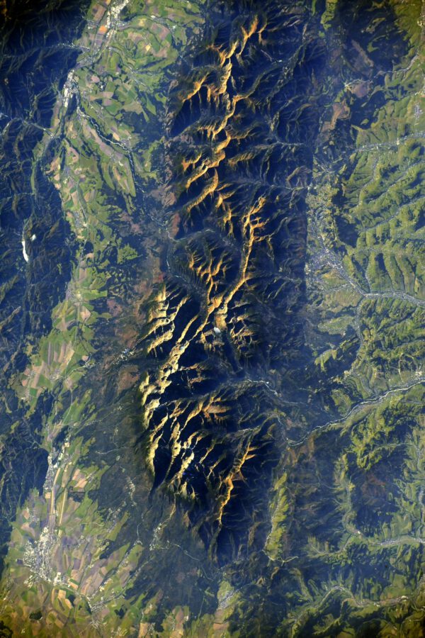 Ze série neznámých míst tu máme toto pohoří: „Už si nepamatuji, kde jsem to fotil, ale efekt světla na vrcholcích masivu a délka jeho stínu jsou docela fajn 🤩.“ Zdroj: flickr.com