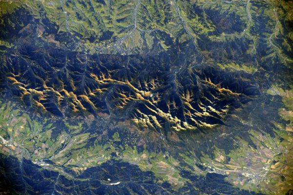 Stačí obrázek správně otočit a zřejmě již také poznáváte nejvyšší pohoří našich východních kamarádů - Vysoké Tatry. Vpravo dole je dobře patrné letiště u Popradu. Díky za upozornění čtenářům v diskuzi. Zdroj: flickr.com