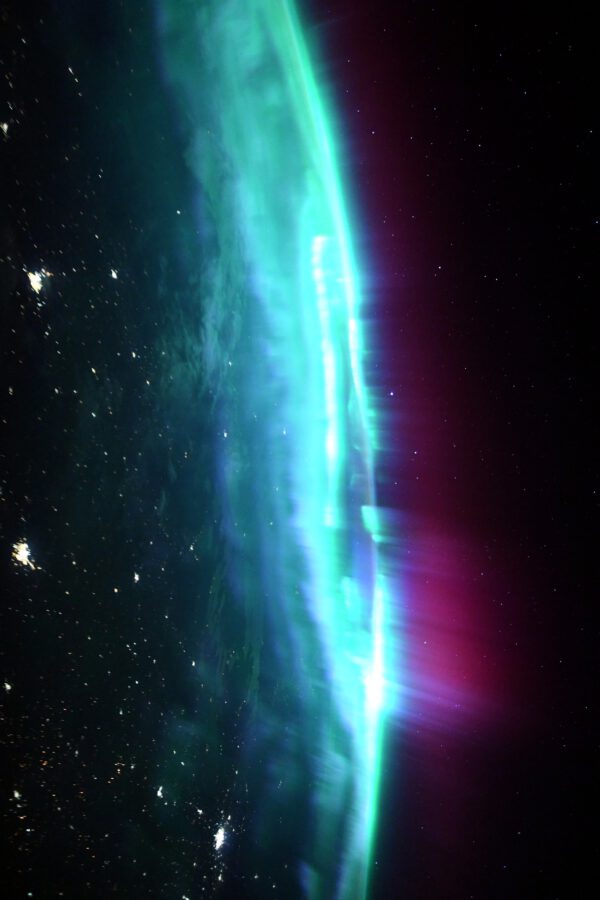 Ještě jeden pohled na polární záři ze 4. 11. 2011. Málokdy se setkáme s tak silnou září vyfotografovanou z vesmíru spolu se světly měst. Zdroj: flickr.com