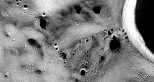 Oblast nedaleko jižního pólu měsíce u kráteru Shacleton (velký kráter v pravé části snímku) byla vybrána jako místo přistání landeru Nova-C od firmy Intuitive Machines s trojicí technologických demonstrátorů.