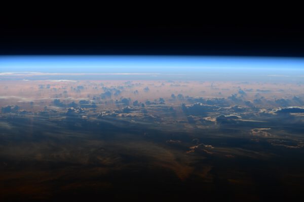 Zamský horizont a oblaka před západem Slunce. Thomasovi (a jistě nejen jemu) bude podobný pohled z okna chybět, až se vrátí do své pozemské kanceláře (ano i astronauti prý mají své kanceláře). Zdroj: flickr.com