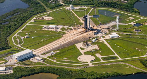 Letecký pohled na startovní komplex 39A, 13. září 2021. Ve spodní části fotografie je vidět stav prací přerušených v roce 2019. Tato nosná konstrukce byla v posledních týdnech rozebraná