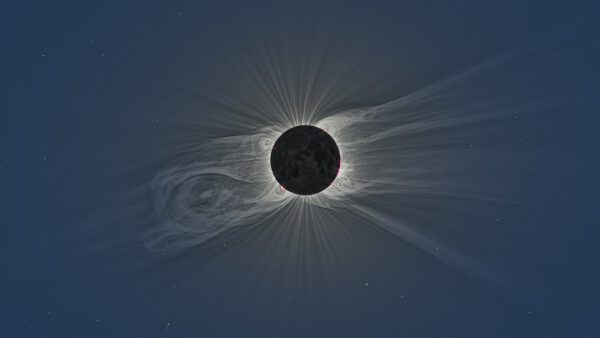 Koróna viditelná během úplného zatmění Slunce. Na Měsíci jsou vidět neuvěřitelné detaily. Snímek je výtvorem českého astrofotografa Miloslava Druckmüllera a NASA jej vybrala jako astronomickou fotografii dne.