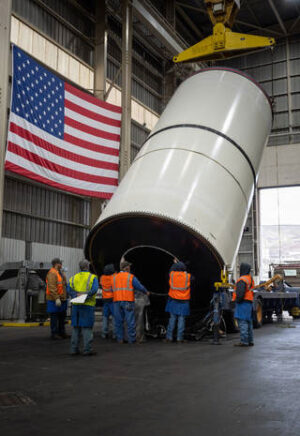 Zvedání jednoho z prvních segmentů SRB s odlitým palivem pro misi Artemis 4 v továrně Northrop Grumman v Promontory