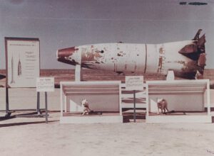 Vystavená kabina rakety R-2A se dvěma psíky během akce Tyrkys