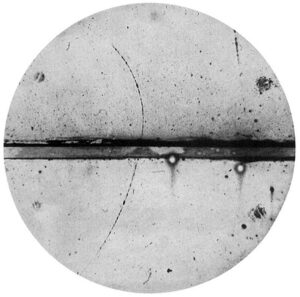 Slavná fotografie z Andersonovy mlžné komory dokazující objev pozitronu, antičástice elektronu a tím tedy také antihmoty obecně.