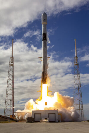 Falcon 9 startující z rampy SLC-40 s družicemi Starlink.