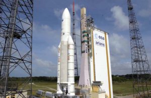 Archivní snímek rakety Ariane 5 na startovní rampě