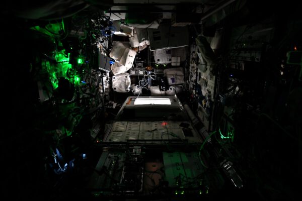 Vánoční osvětlení? Ne pouze "simulace noci" v evropském modulu Columbus. Astronauti zažijí každých 24 hodin 16 svítání, takže noc musí být navozena na stanici uměle. Prostě se zhasne (ale ne všechno, experimenty musí jet dál). Zdroj: pbs.twimg.com