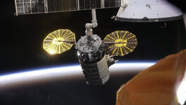 Kouzlo okamžiku ve fotografii. Nákladní loď Cygnus poprvé. Fotil Anton Škaplerov. Zdroj: pbs.twimg.com