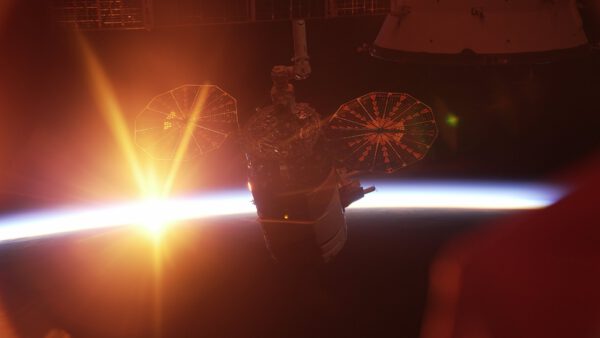 A nákladní loď Cygnus v záři Slunce podruhé. Fotil Anton Škaplerov. Zdroj: pbs.twimg.com
