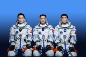 Posádka SZ-12: N. Haisheng, L. Boming, T. Hongbo