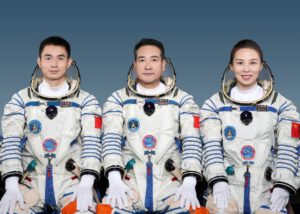 Posádka kozmickej lode SZ-13: Z. Zhigang, W. Yaping, Y. Guangfu