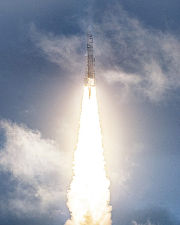 Raketa Ariane 5 vynáší dalekohled Jamese Webba