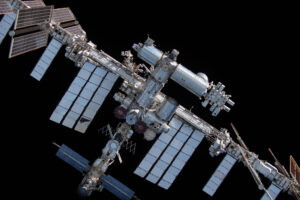 Mezinárodní vesmírná stanice (ISS) z okna Crew Dragonu při odletu posádky Crew-2 8. 11. 2021. Zdroj: flickr.com