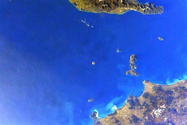 Další krátká návštěva Thomase Marshburna u oken stanice a v záběru jsou malé ostrovy mezi Apeninským poloostrovem a Korsikou. Přesně uprostřed snímku je maličký kulatý Montecristo, vpravo větší známá Elba. Zdroj: pbs.twimg.com