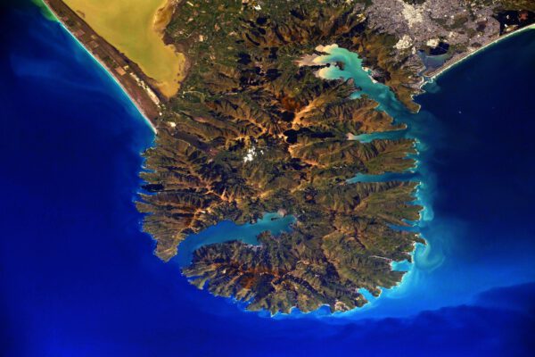 Banks Peninsula Volcano, sopka východně od Christchurche, připomíná kulatou obrácenou deltu řeky. Zdroj: pbs.twittimg.com
