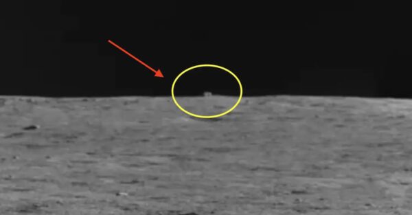 Snímek podezřelých pixelů na obzoru měsíčního panoramatu od Yutu-2