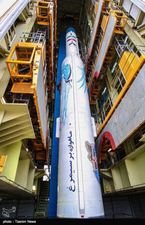 Íránská raketa Simorgh před startem v roce 2019