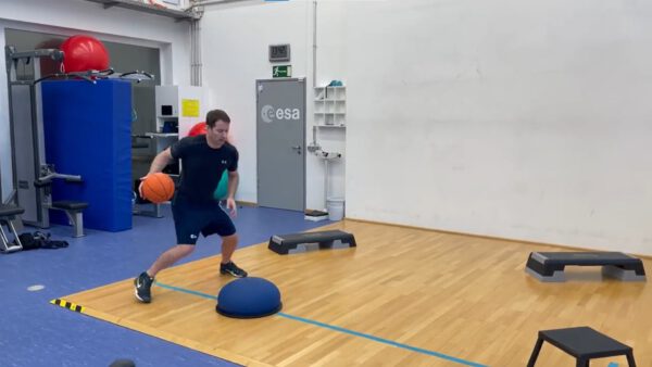 Thomas Pesquet cvičí s míčem