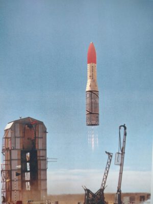„Obří rtěnka“ během startu R3 v roce 1971, jakoby se vznášela pomocí nějaké magie. Téměř neviditelný oblak spalin má na svědomí palivo s vysokým obsahem peroxidu.